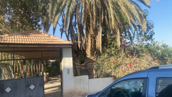 موجود منزل مستقل في اريحا بجانب الاستراحه هيه عباره عن دونم ارض وشوي بسعر مغري